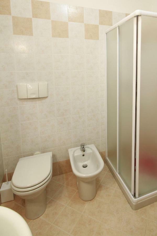 Luminoso Trilocale Con Piscina E Giardino Privato Apartment Десенцано дел Гарда Екстериор снимка